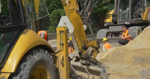 Excavación y puesta a tierra de la zanja por excavadora en la calle Sity — Vídeos de Stock