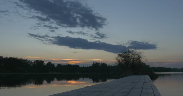 Tramonto sul fiume, sagome di alberi e riflesso del cielo in acqua — Video Stock