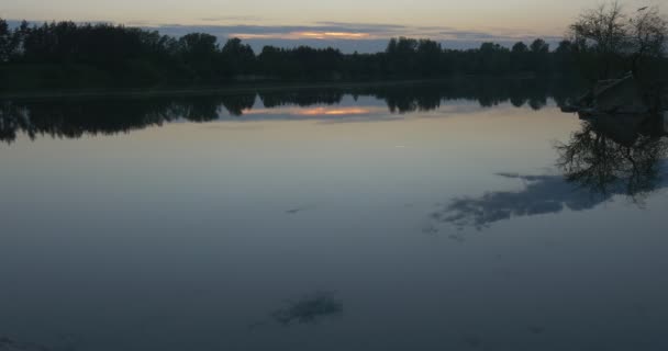 Hotspot des Sonnenuntergangs am Wasser, Weitwinkel, Teich, Fluss, Baumsilhouetten — Stockvideo