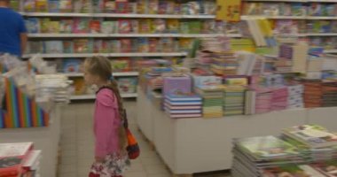 Bir süpermarket seçin kitap sayfaları çevirme okur bir kitap, Bebek kız