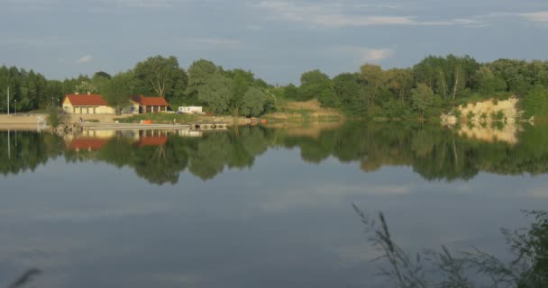 Maisons, bâtiments, toits bruns, au bord de l'étang Smooth, lac, rivière 