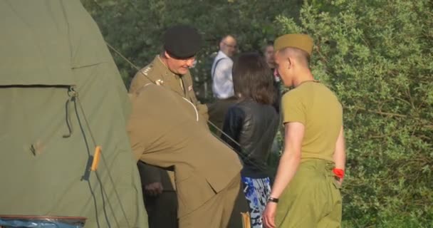 Militares en la Carpa Verde Día de la Victoria Europea, 8 de mayo — Vídeo de stock