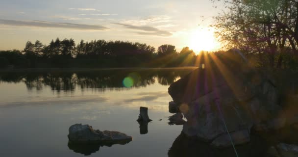 Coucher de soleil sur la rivière, silhouettes d'arbres et reflet du ciel dans l'eau — Video