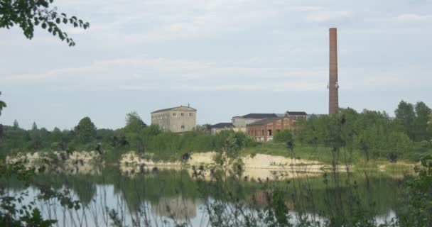 Verlaten fabriek op zandbak, op de rivieroever, Blu Sky op achtergrond — Stockvideo