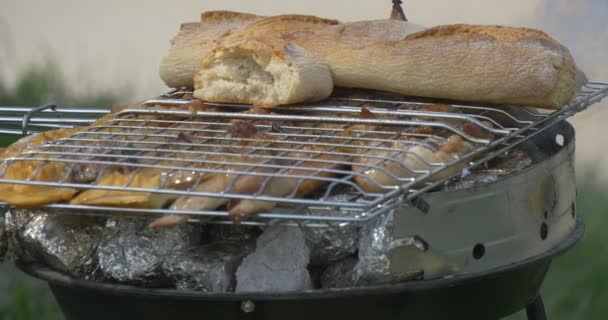 Főzés a húst a Grill kívül. Pörkölés a húst a grill, pörkölés a grill-kenyér. — Stock videók