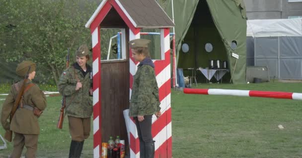 Europäischer Tag des Sieges, 8. Mai: Schauspieler - Militärjunge und -mädchen in Uniform — Stockvideo