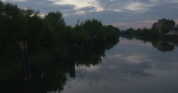 Bridge stöder, torn, byggnader på dammen, sjö, flod banker — Stockvideo