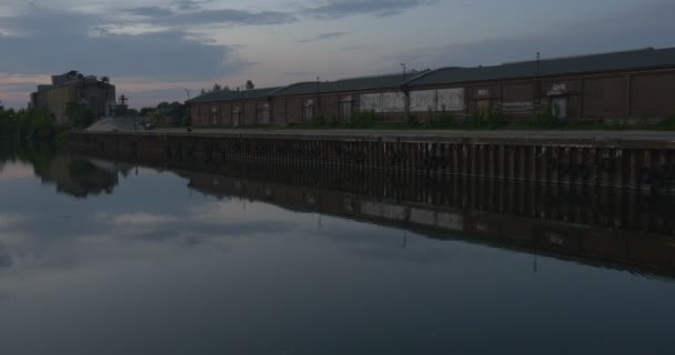 Gebouwen op de Pier, de weerspiegeling in het Water, de hemel met Cirrus grijze wolken, Lake — Stockvideo