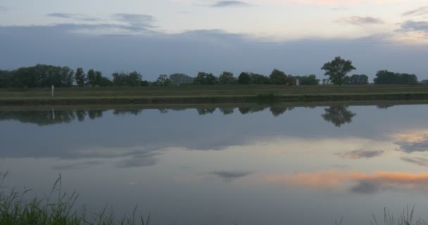 Ampio lago Avvicinamento, Cielo e tramonto Riflessione nel lago, Nuvole di agrumi, Stagno, Gocce, Ondulazione, Paesaggio, Erba verde — Video Stock