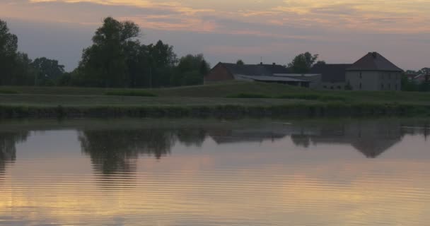 Kelompok Bangunan, Rumah Dekat Pond, Pink Cloudy Sky 's Reflection — Stok Video