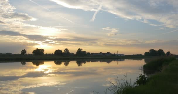 Riflessione del tramonto giallo in acqua liscia, stagno, fiume, Cirro — Video Stock