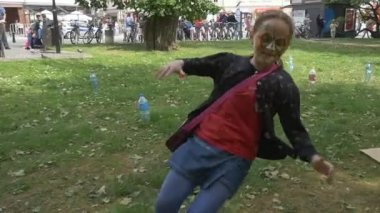 Faceart Kız Karton Üzerinden Bir Oyun Atlama Çalış