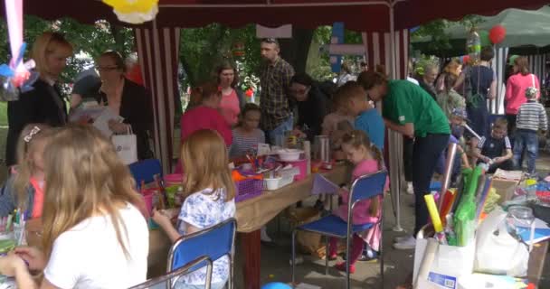 Los niños participan en la clase magistral de juguetes Mading — Vídeo de stock