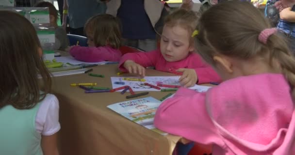 Девочки рисуют в палатке под открытым небом в праздник — стоковое видео