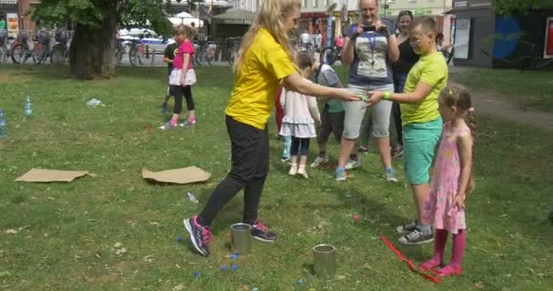 Anak-anak Bermain Sebuah Permainan Melemparkan Batu Dalam Kotak Besi — Stok Video