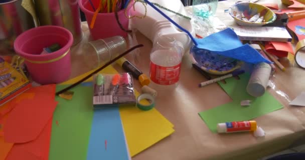 女孩 与 动画 师 户外 在 帐篷 女孩 油漆 图片 纸 成人 帮助 — 图库视频影像