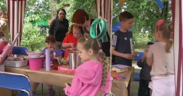 Kinder nehmen an Meisterkurs für Mading-Spielzeug teil — Stockvideo