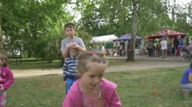 Kız Parkta Kağıt Pies üzerinde çalışır