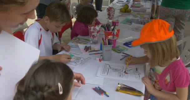 Crianças fazem brinquedos com papel em férias ao ar livre — Vídeo de Stock