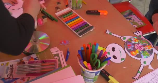 Ritverktyg för hantverk flickor Utomhus flickor måla bilder — Stockvideo