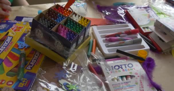 Rajzeszközök a kézművesség ragasztó papír játékok lányok animátorok lányok festés — Stock videók