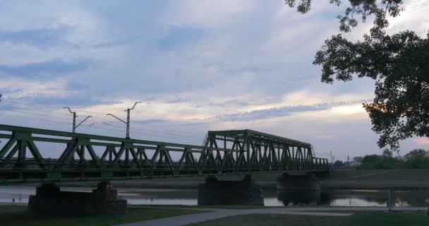Most kolejowy przez obsługuje rzeki most refleksji na temat ludzi wody chodzić na brzegu rzeki Dawn Sunrise na zewnątrz opolskie Polska — Wideo stockowe