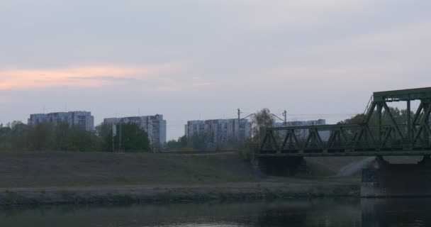 水住宅緑の木々 曇り空秋の朝日の出橋反射の川サポート緑橋 — ストック動画