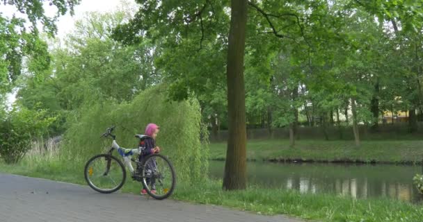 Vista a media distancia Niña en la orilla del lago — Vídeo de stock