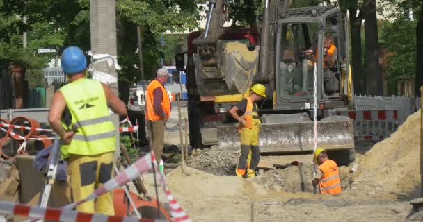 Graven en aarding van de trog door graafmachine op het segment Street — Stockvideo