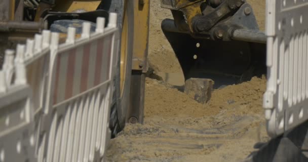 Excavación y puesta a tierra de la zanja por excavadora en la calle Sity — Vídeos de Stock