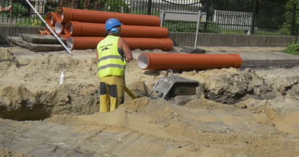 Grave og jording Trench af gravemaskine på Sity Street – Stock-video