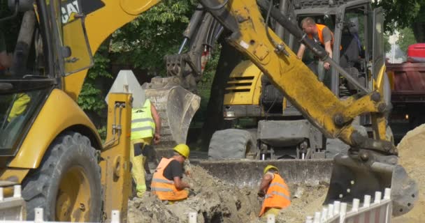 Cavando e aterrando a trincheira por escavadeira na Sity Street — Vídeo de Stock
