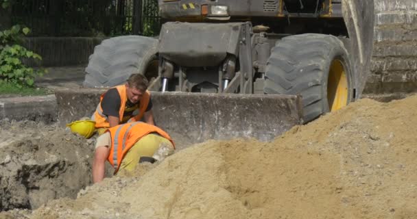 Kopanie i uziemienie rowu przez koparki na ulicy Sity — Wideo stockowe