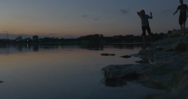 Çift, Erkek Ve Kadın, Siluetler, Akşam Taşlı Plaj, Gölet, Mavi Gökyüzü, Horizon, Dalgalanan Su