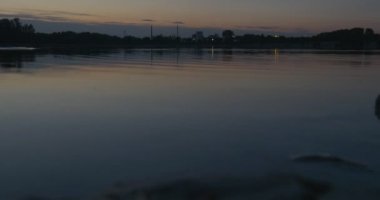 Kameraya Doğru Ripple, Plajdan Alınan, Su Closeup Dalgalar, Ufuk, Ağaçlar ' Siluetler, Mavi Gökyüzü, Akşam, Gölet, Manzara