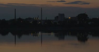 Ufukta Sity Işıklar ve Binalar, Havuzda Yansıma, Mavi Gökyüzü, Pembe Yansıma, Pürüzsüz Su, Akşam, Alacakaranlık
