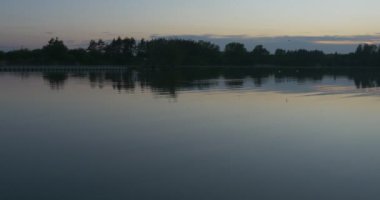 Dalgalanan Su Closeup, Horizon, Ağaçlar 'Siluetler, Mavi Gökyüzü, Horizon, Pürüzsüz Hava, Twilight, Akşam, Gölet, Manzara