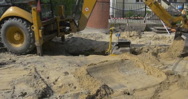 Creuser et mettre à la terre la tranchée par excavatrice sur la rue Sity — Video