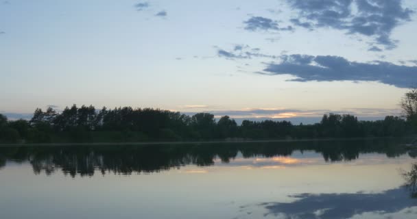 Sonnenuntergang am Fluss, Baumsilhouetten und Himmelsspiegelungen im Wasser — Stockvideo