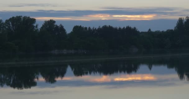 Hotspot del tramonto sull'acqua, stagno, fiume, silhouette degli alberi — Video Stock