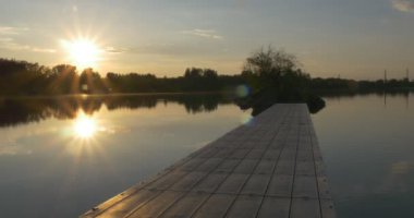 Nehir, ağaçlar ve gökyüzü yansıma su siluetleri on Sunset