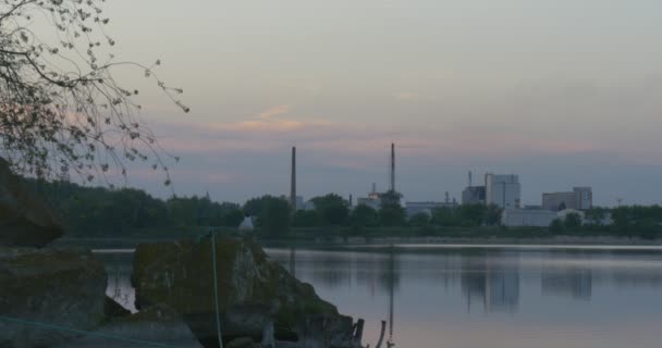 Puesta de sol en el río, siluetas de árboles y reflejo del cielo en el agua — Vídeo de stock