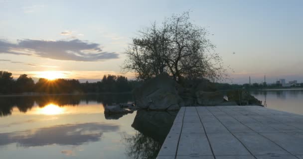 Solnedgång på floden, silhuetter av träd och himmel reflektion i vatten — Stockvideo