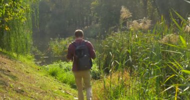 Adam Göl Turist Yakınındaki Tepede Yürür O Durur Ve Göl Yeşil Ağaçlar Ve Çim Güneşli Sıcak Sonbahar Günü Outdoors Opole Polonya bakar