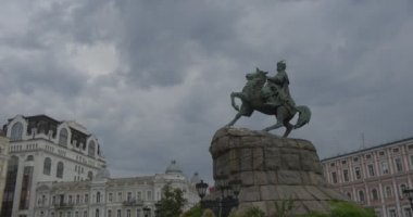 Anıt Bohdan Khmelnytsky'e Sofia Meydanı, Kiev, eski çok katlı yaşam evin arka plan üzerinde