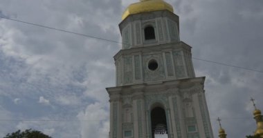 Sofya Meydanı, Kiev, Ayasofya Katedrali Çan Kulesi, Çan Kulesi Ukrayna Bayrağı, Zoom Out, İnsanlar Meydanı tarafından yürüyüş