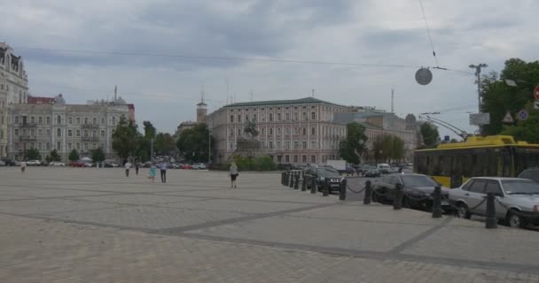 Sofia Square, Kiev, Street, Road, Cars, Trolleybus, Bell Tower of Sophia Cathedral on Background, Monument de Bohdan Khmelnytsky — Video