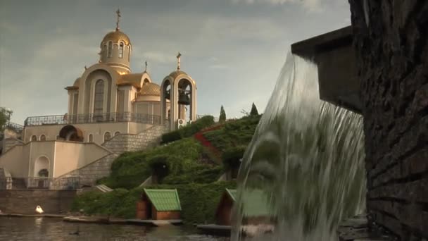 Vicino alla Chiesa ci sono piccole case verdi — Video Stock