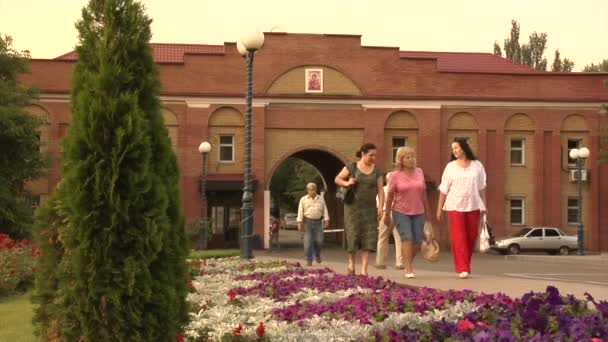 Люди повертаються додому після відвідування церкви (м. Донецьк) — стокове відео