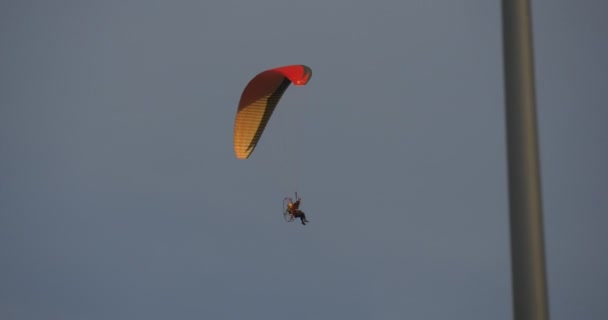 男人航行在降落伞蓝天上背景电缆绿树跟踪右路标志密切了标志的高度限制夏季户外 — 图库视频影像